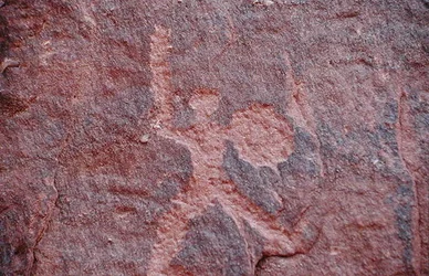 Petroglyph do lado de um penhasco (pintura rupestre)